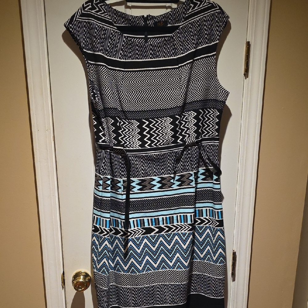 Chic Black and Blue Patterned Midi Dress